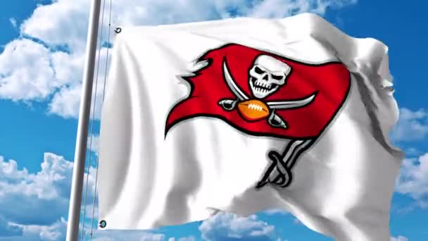 Macha flagą z Tampa Bay Buccaneers profesjonalny zespół logo. 4 k Video Redakcja — Wideo stockowe