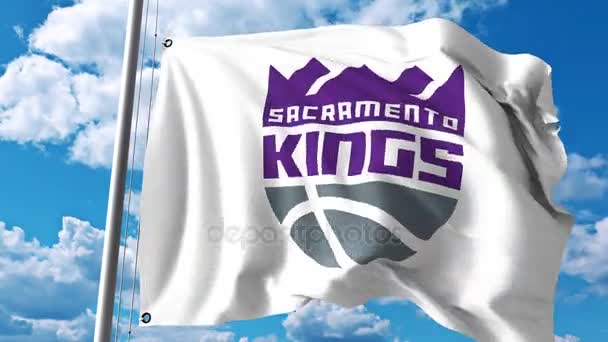Viftande flagga med Sacramento Kings professionellt team logo. 4 k redaktionella klipp — Stockvideo