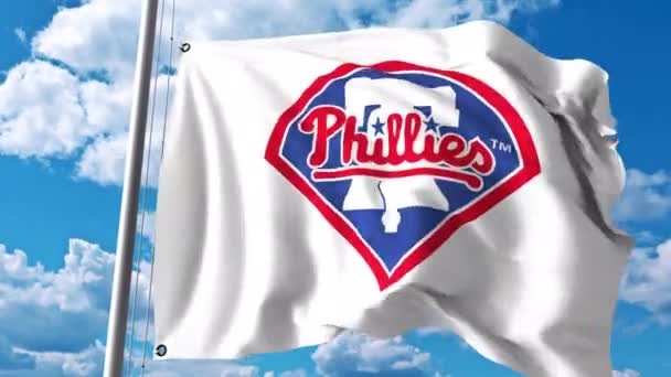 Bandera ondeando con el logotipo del equipo profesional Philadelphia Phillies. Clip editorial 4K — Vídeo de stock