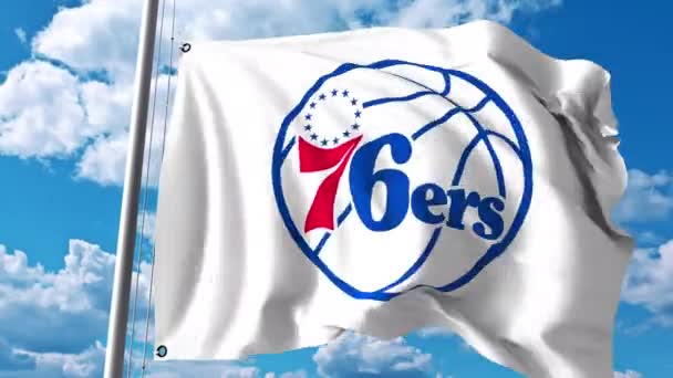 Acenando bandeira com Philadelphia 76Ers logotipo da equipe profissional. Clipe editorial 4K — Vídeo de Stock