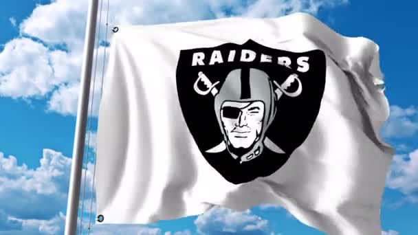 Acenando bandeira com Oakland Raiders logotipo da equipe profissional. Clipe editorial 4K — Vídeo de Stock