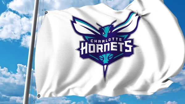 Viftande flagga med Charlotte Hornets professionellt team logo. Redaktionella 3d-rendering — Stockfoto