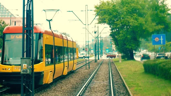 Flyttar modern stad spårvagn samt trafik — Stockfoto