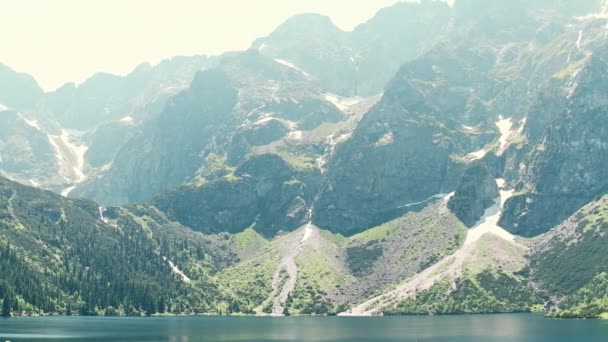 Panela panorâmica do famoso lago montanhoso Morskie Oko ou Sea Eye nas montanhas Tatra, Polônia — Vídeo de Stock