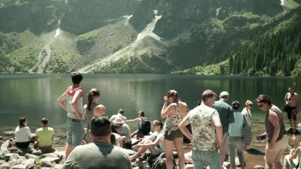 Zakopane, Polen - 24 juni 2017. Mensen een bezoek aan de beroemde bergachtige lake Morskie Oko of zee oog in het Tatragebergte — Stockvideo
