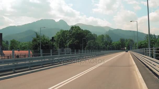 Spektakulär utsikt till Tatrabergen från bron bil. Zakopane, Polen. 4k gimbal stabiliserad resande skott — Stockvideo