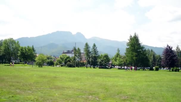 ZAKOPANE, POLÓNIA - JUNHO 24, 2017. Vista da cidade para as montanhas Tatra — Vídeo de Stock