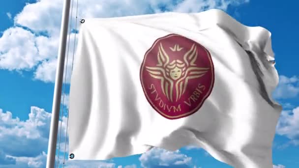 Bandeira acenando com símbolo da Universidade de Roma Sapienza. Clipe editorial 4K — Vídeo de Stock