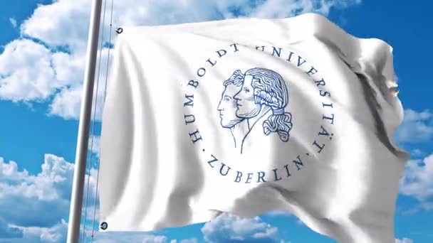 Bandera ondeando con el emblema de la Universidad Humboldt de Berlín. Clip editorial 4K — Vídeo de stock