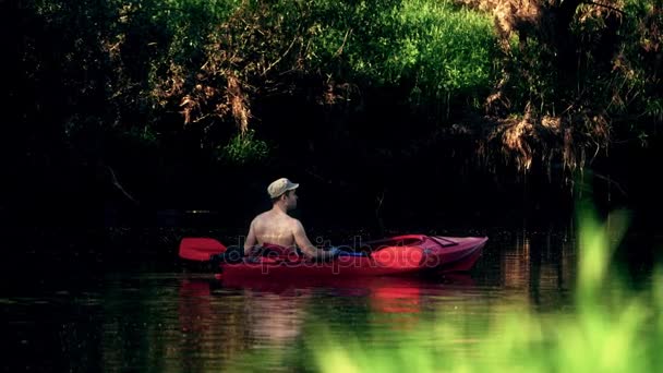 RÉGION DE MOSCOU, RUSSIE - 17 JUIN 2017. Un homme en kayak rouge descendant la rivière et observant les berges. Plan au ralenti — Video