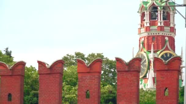 De muur van het Kremlin van Moskou en de beroemde Spasskaya toren klok telelens dolly schot — Stockvideo