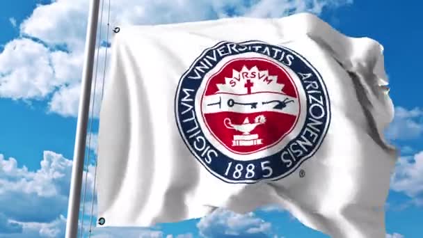 Bandeira ondulada com emblema da Universidade do Arizona. Clipe editorial 4K — Vídeo de Stock