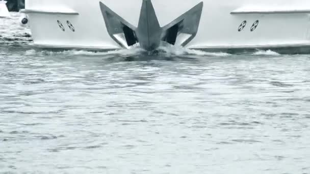 Busur sebuah yacht motor bergerak dan permukaan air — Stok Video