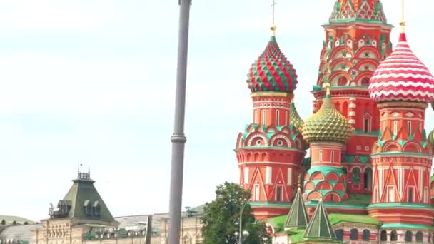 Catedral de San Basilio, la Plaza Roja y el muro del Kremlin de Moscú visto desde el río — Vídeos de Stock