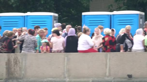 MOSCOW, RUSSIA - JUNE 29, 2017. Multi aged people stand in line to venerate the relics of Saint Nicholas — Stock Video