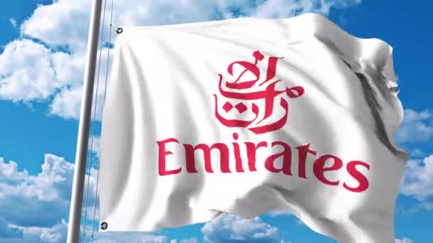 Bandiera sventolante con logo Emirates Airline. Clip editoriale 4K — Video Stock