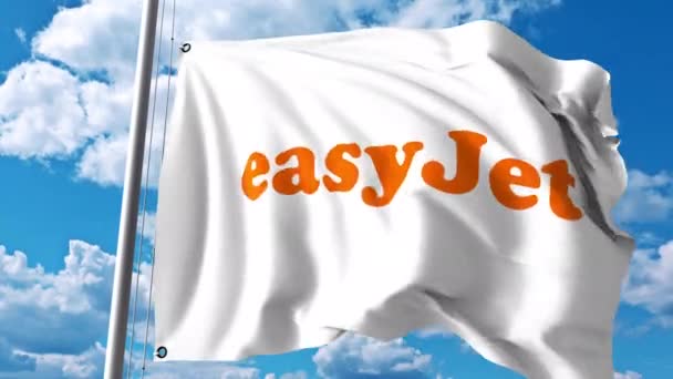 Acenando bandeira com logotipo EasyJet. Clipe editorial 4K — Vídeo de Stock