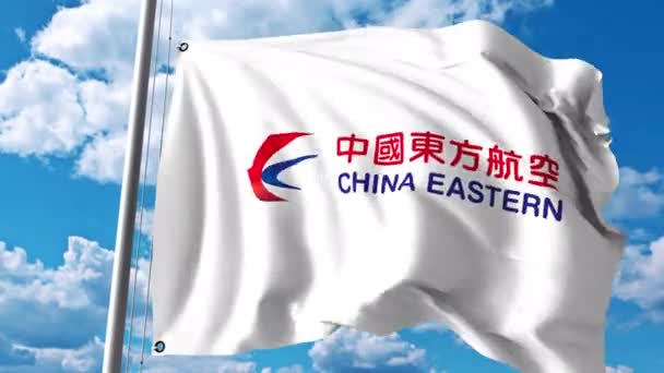 Bandiera sventolante con logo China Eastern Airlines. Clip editoriale 4K — Video Stock