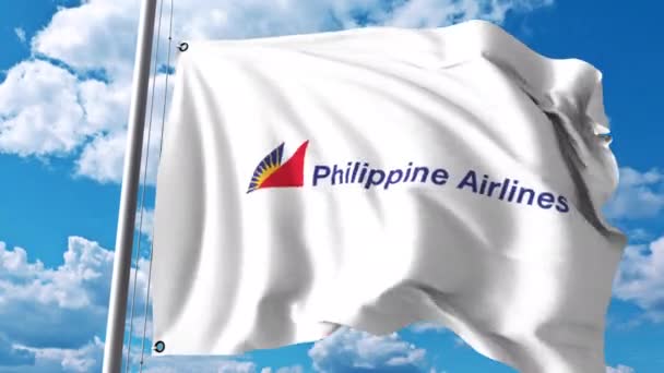 Wapperende vlag met logo van Philippine Airlines. 4 k redactionele clip — Stockvideo