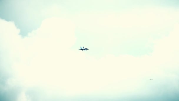 Caça russa moderna realizando aterrissagem descida. Tiro em câmara lenta — Vídeo de Stock