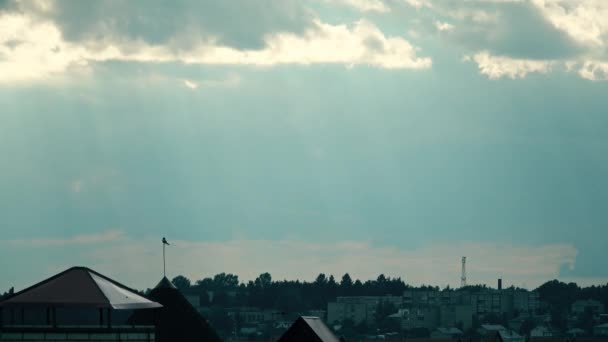 Lluvia lejana en zona residencial time lapse — Vídeos de Stock