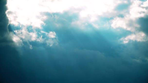 Nubes lluviosas y rayos de sol lapso de tiempo — Vídeo de stock