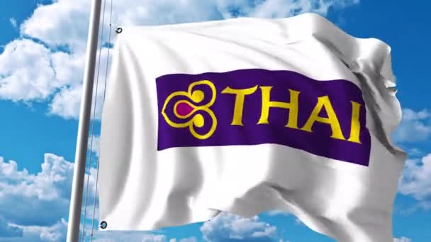 Viftande flagga med Thai Airways logotyp. 4 k redaktionella klipp — Stockvideo