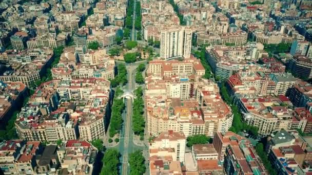 Vista aérea de múltiples drones volando y filmando sobre el patrón de bloques de Barcelona, España — Vídeo de stock