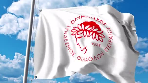 Viftande flagga med Olympiakos football club logotyp. 4 k redaktionella klipp — Stockvideo