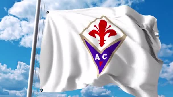 Viftande flagga med Fiorentina football club logotyp. 4 k redaktionella klipp — Stockvideo