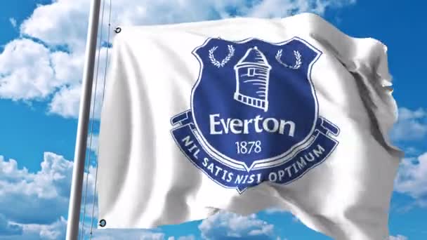 Viftande flagga med Everton Fc fotboll club logotyp. 4 k redaktionella klipp — Stockvideo