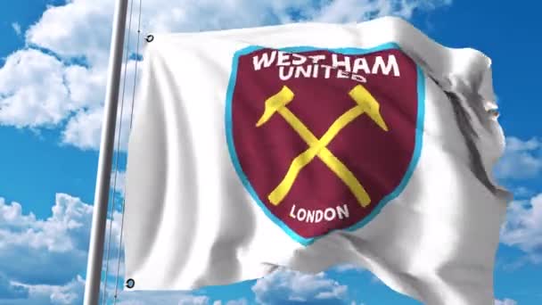 Fluturând steagul cu logo-ul clubului de fotbal West Ham United FC. Clipuri editoriale 4K — Videoclip de stoc