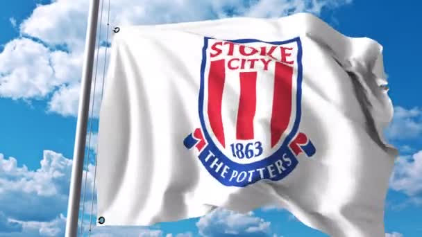 Viftande flagga med Stoke City football club logotyp. 4 k redaktionella klipp — Stockvideo