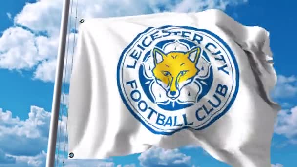 Macha flagą z logo klubu piłki nożnej Leicester City Fc. 4 k Video Redakcja — Wideo stockowe