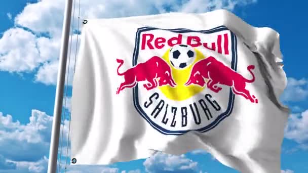 Bandera ondeando con el logo del club de fútbol FC Red Bull Salzburg. Clip editorial 4K — Vídeo de stock