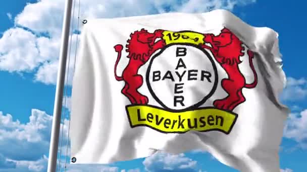 Viftande flagga med Bayer Leverkusen football club logotyp. 4 k redaktionella klipp — Stockvideo