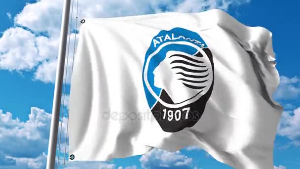 Bandiera sventolante con logo della società calcistica Atalanta. Clip editoriale 4K — Video Stock