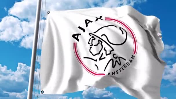 Размахиваю флагом с логотипом футбольного клуба Аякс. Редакционный клип 4К — стоковое видео