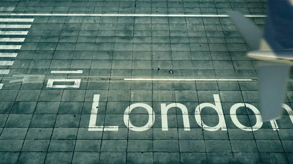 Vue aérienne d'un avion arrivant à l'aéroport de Londres. Voyage au Royaume-Uni rendu 3D — Photo