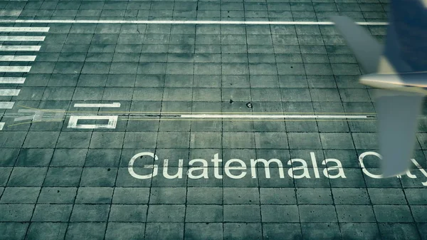 Вид с воздуха на самолет, прибывающий в аэропорт Гватемалы. Путешествие в Гватемалу — стоковое фото