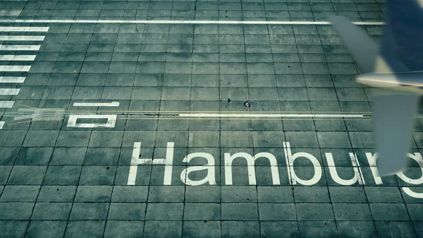 Luchtfoto van een vliegtuig aankomen naar de luchthaven van Hamburg. Reizen naar Duitsland 3D-rendering — Stockfoto