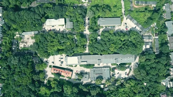 Vista aérea de arriba hacia abajo de un pequeño edificio de oficinas o centro de investigación ubicado en una zona verde aislada en Europa — Foto de Stock