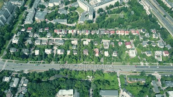 Flygfoto över europeisk stad bostads och kontorsområden — Stockvideo