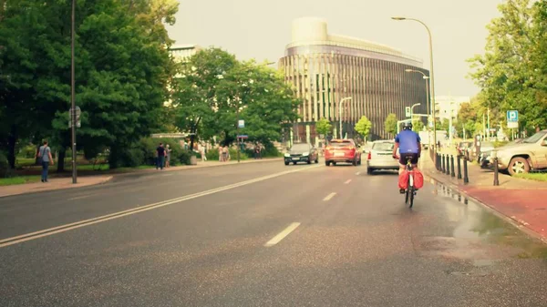 Їде свій велосипед європейське місто автомобіля-Роуд — стокове фото