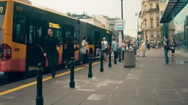 Varšava, Polsko - 11. července 2017. Lidé vystupují na autobusové zastávce — Stock video