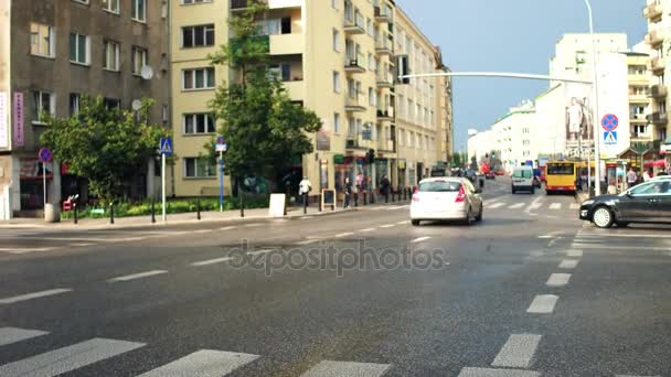 WARSAW, POLONIA - 11 de julio de 2017. Policía coche pasando la intersección de la calle de la ciudad — Vídeo de stock