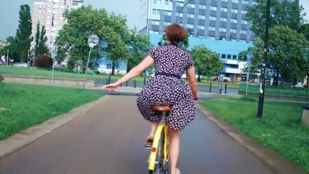 Varšava, Polsko - 11. července 2017. Mladá žena na koni její klasický kole ve městě — Stock video