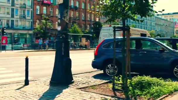 Varşova, Polonya - 11 Temmuz 2017. Güneşli bir günde bir şehir büyük sokak görüntüsünü seyahat — Stok video