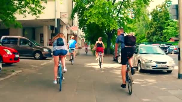 Warszawa - 11 lipca 2017 r. Młodzieży, wycieczki rowerowe po chodniku ulicy miasta — Wideo stockowe