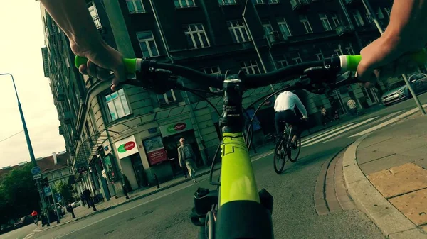 ADVERTÊNCIA, POLÓNIA - JULHO 18, 2017. POV tiro de um homem de bicicleta para trabalhar ao longo da rua no centro da cidade — Fotografia de Stock